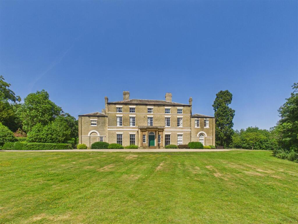 2-bed flat on Raywell House, Raywell, £300,000