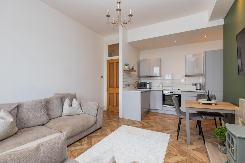 Apartment in Paisley, Whitehaugh - More