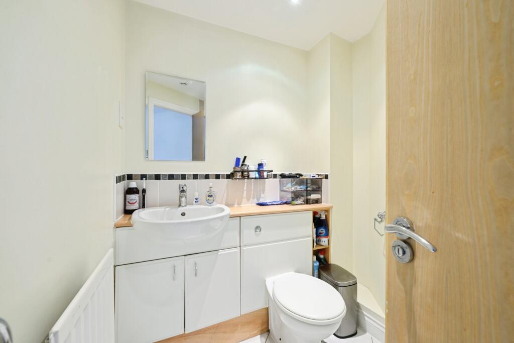 Apartment in Reigate and Banstead, Surrey - View 5