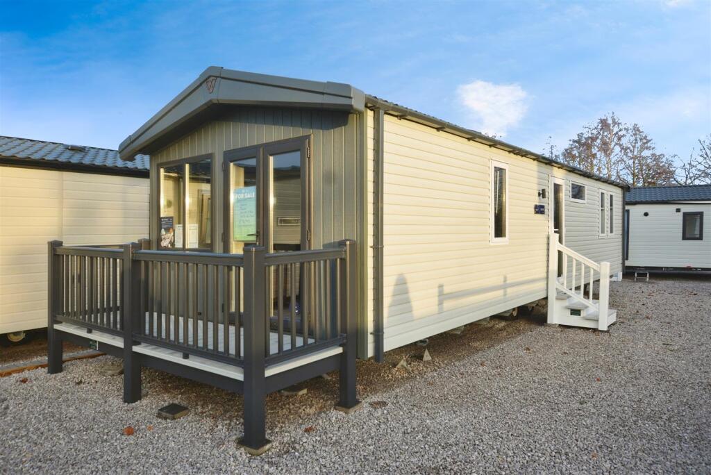 2-bed caravan on 7 Lakes Country Park, Ealand, Scunthorpe, £74,995