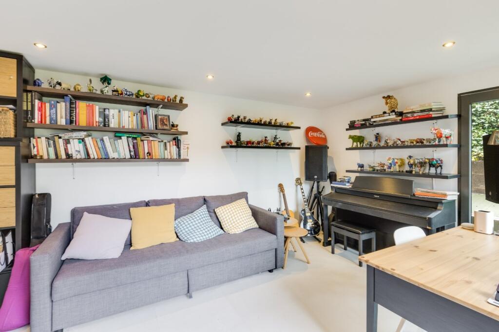 3 bedroom end of terrace house for rent
