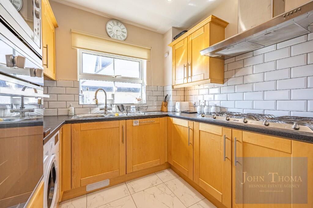 Manor Road, Chigwell, Essex, IG7 photo 3
