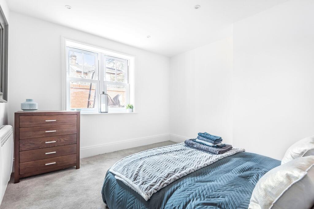 Apartment in Kingston upon Thames - View 4