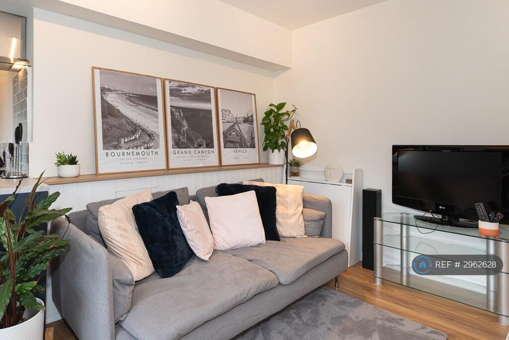Apartment in Kingston upon Thames - View 4