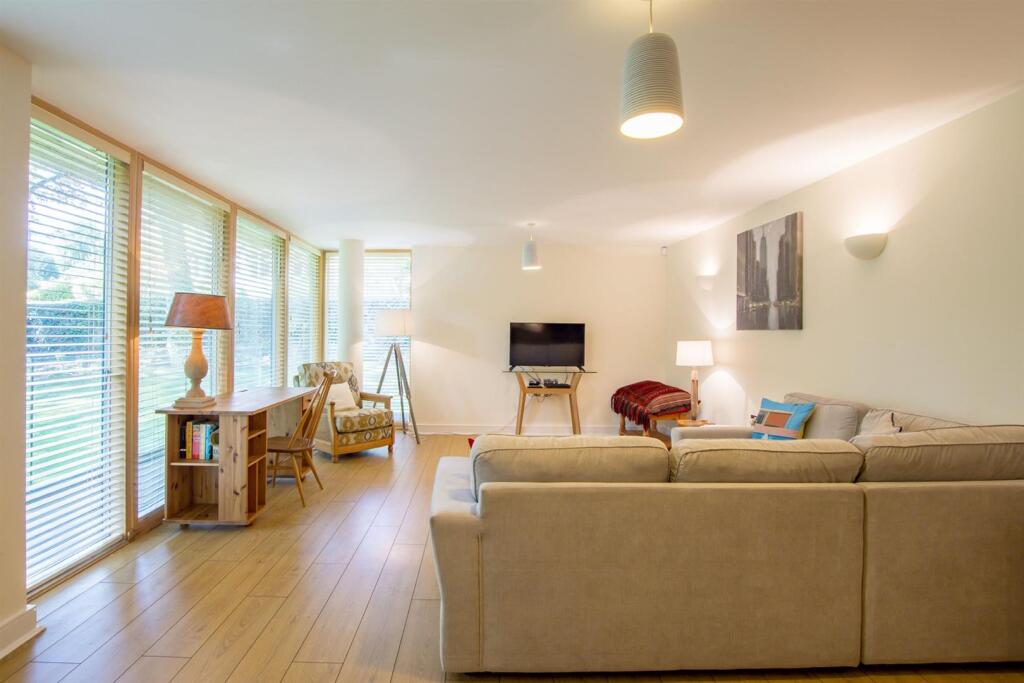 Apartment in Sheffield, Endcliffe Student Village, Broomhill - View 3