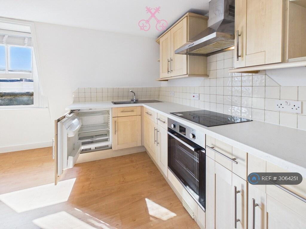 Apartment in Gloucester - View 4