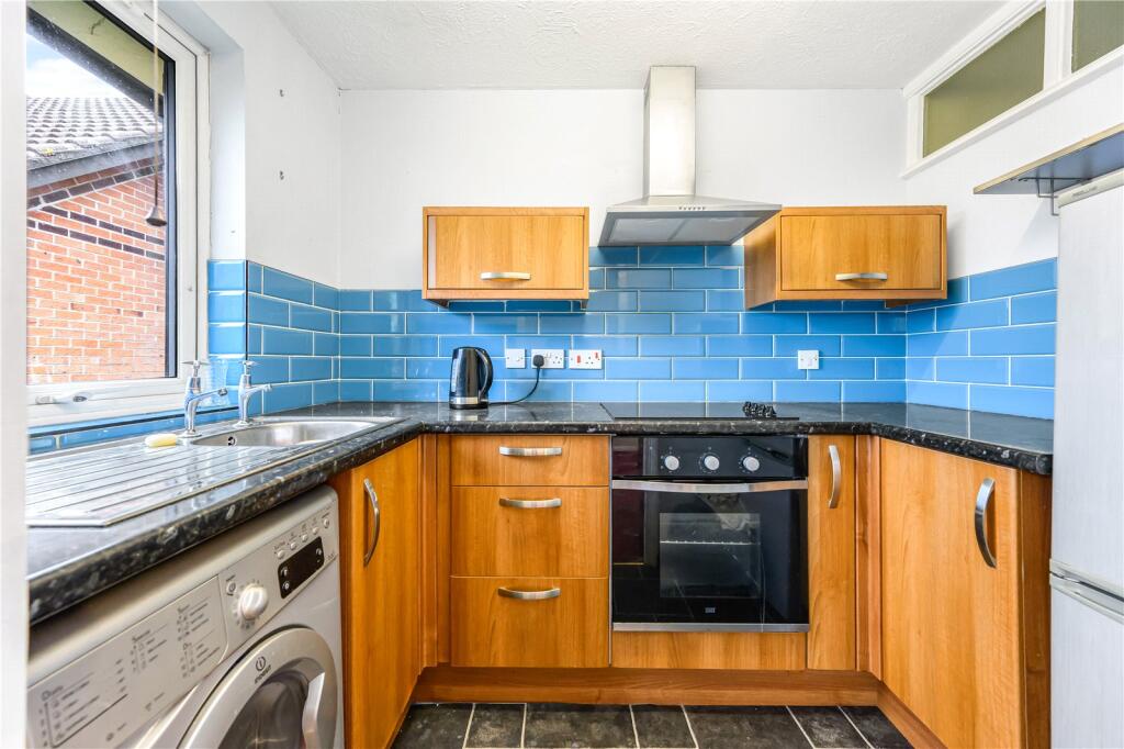 Portland Close, Chadwell Heath, RM6 photo 3