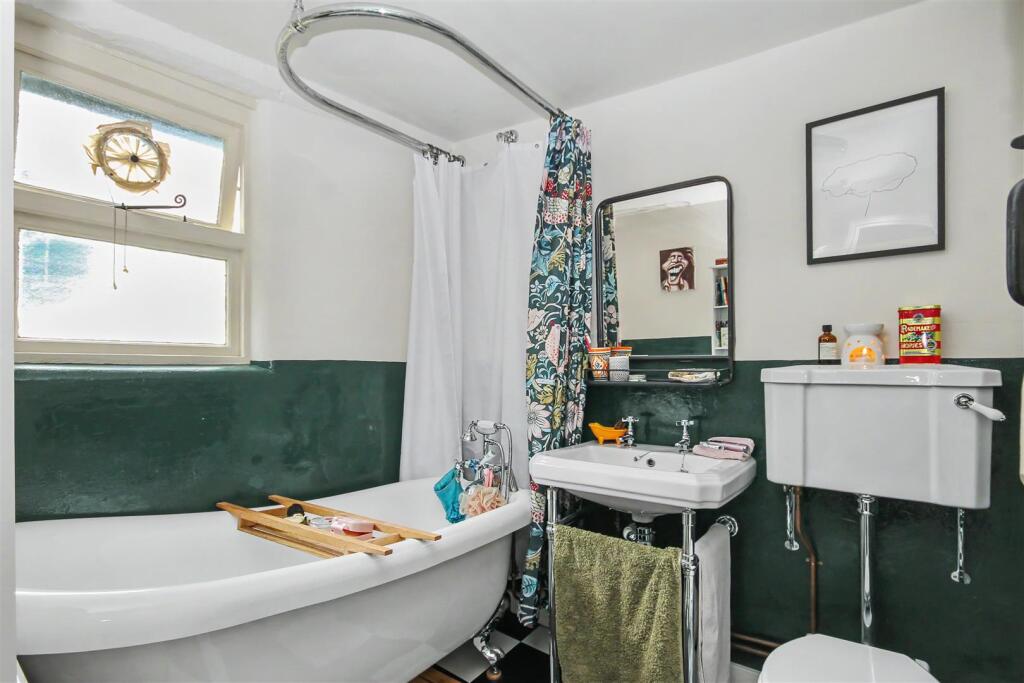 House in Kingston upon Thames - More