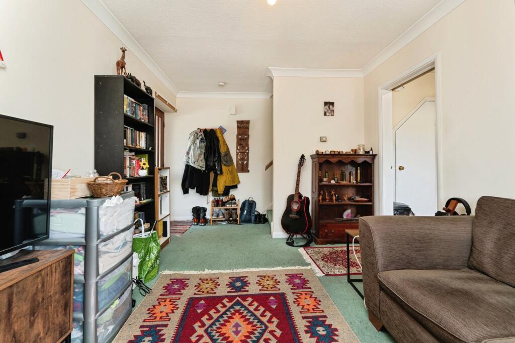 9, Dalton Way photo 3