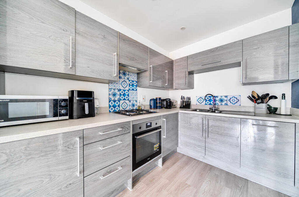 Apartment in Elmbridge, Hersham - View 3