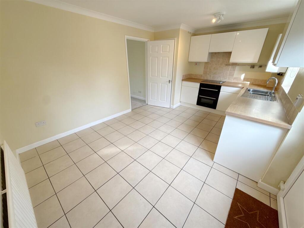Vallet Avenue, Alcester photo 4