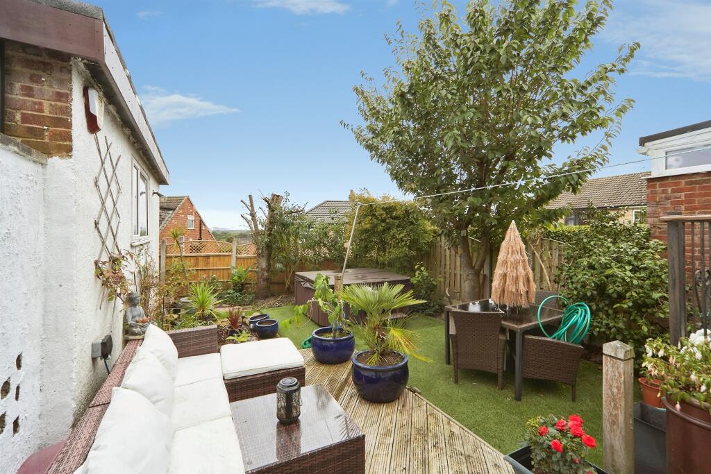 Banksfield Crescent, Yeadon, Leeds photo 4