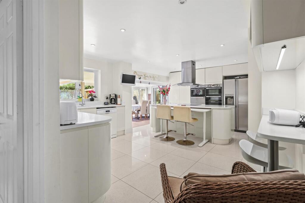 House in Milton Keynes, Furzton - View 4