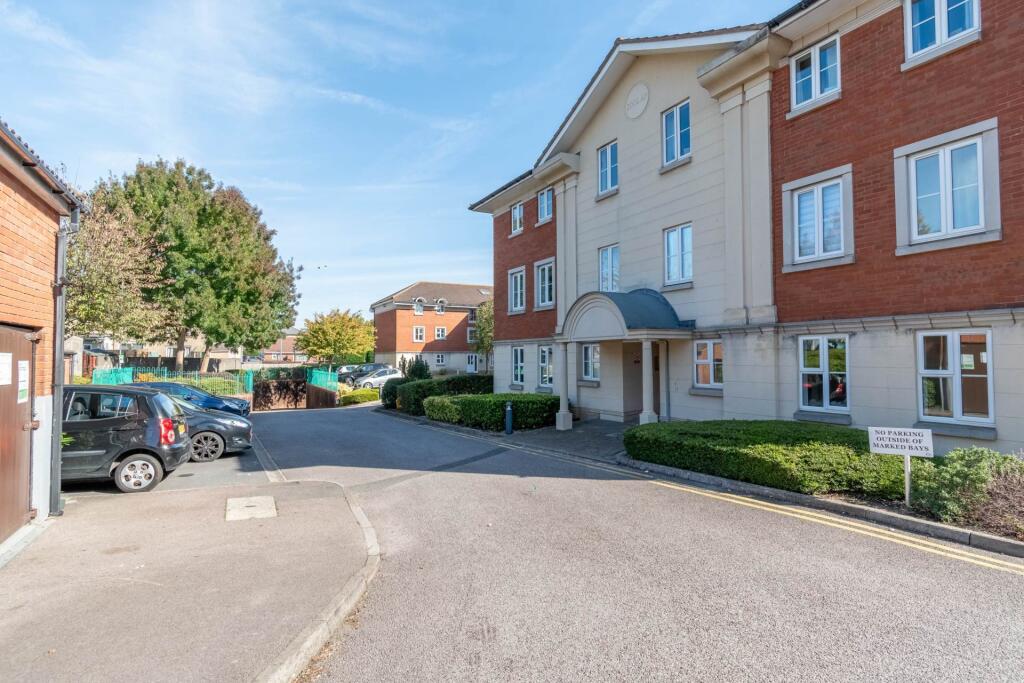 Apartment in Cadbury Heath, Kingswood - View 3