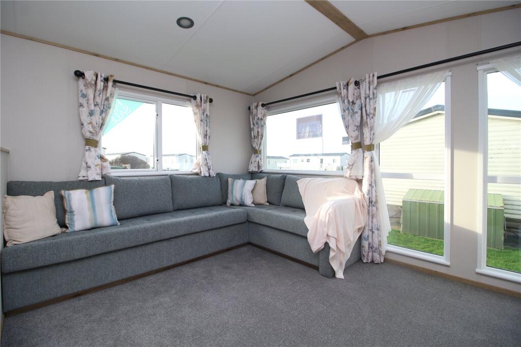The Crescent, Naish Hoburne, Barton On Sea, Hampshire, BH25 photo 2