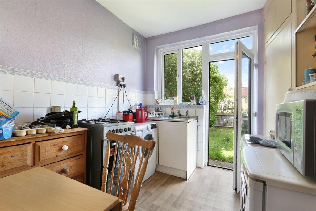 Apartment in Morden, Merton Park - View 4