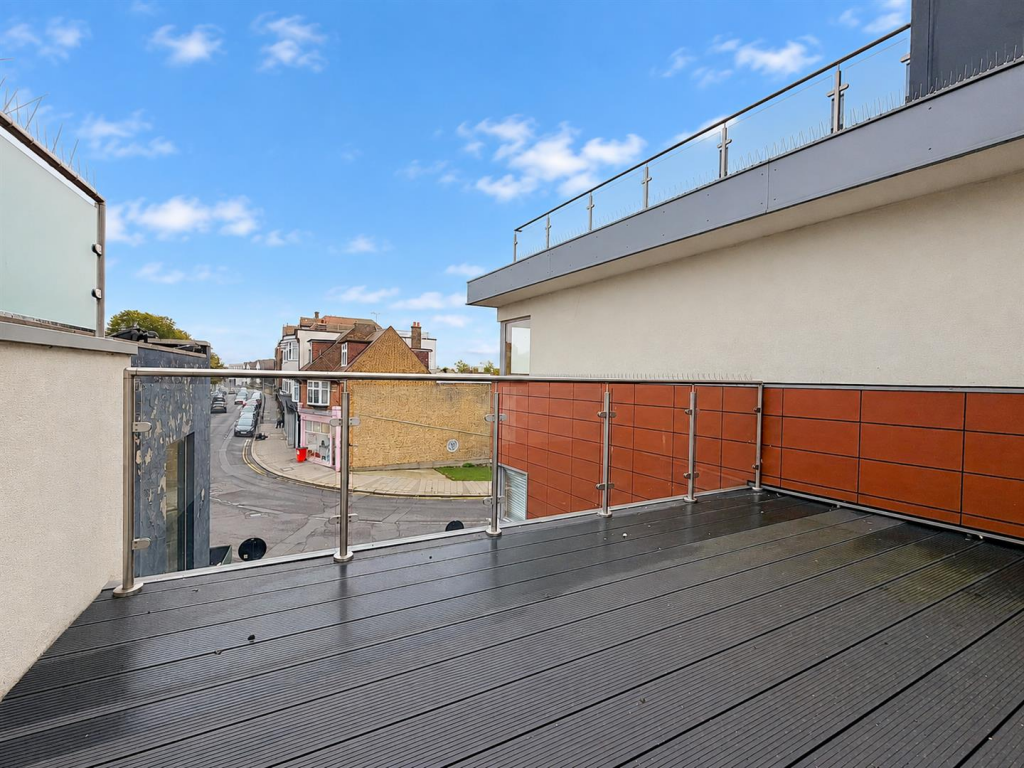 Apartment in Southend-on-Sea - View 2