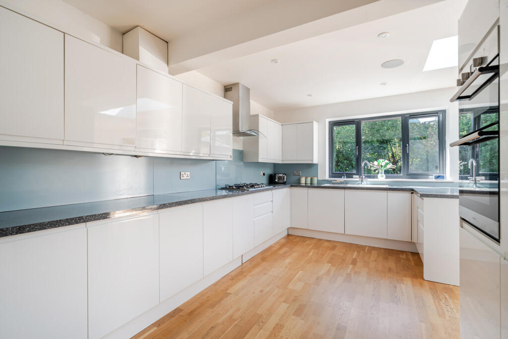 House in Reigate and Banstead, Banstead - View 4