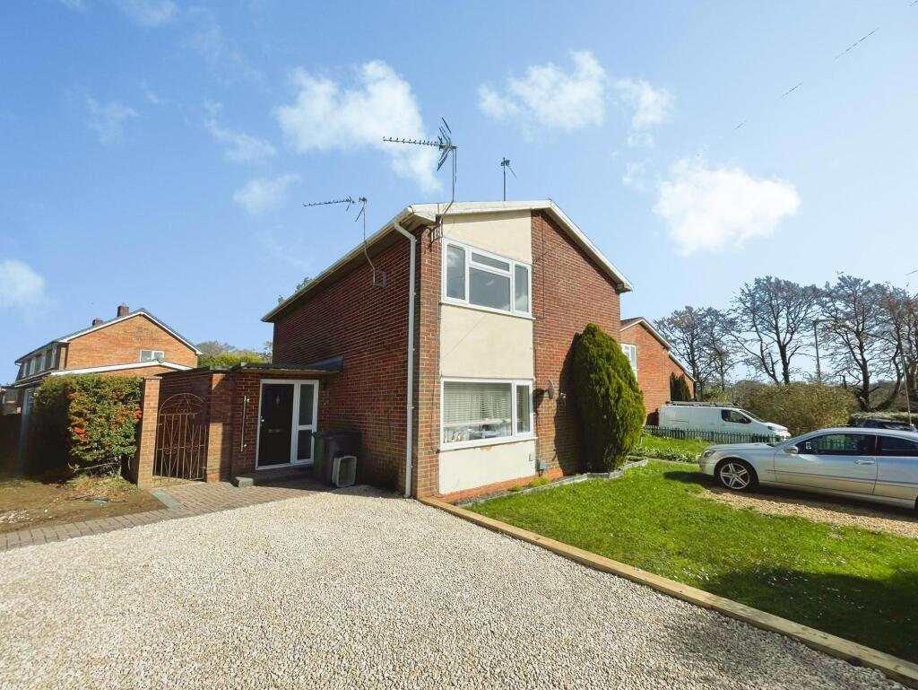 2-bed flat on Elizabeth Road, Basingstoke, RG22, £230,000
