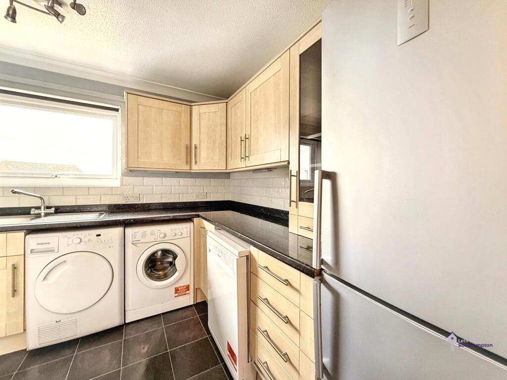 Holmesland Drive, Botley photo 4