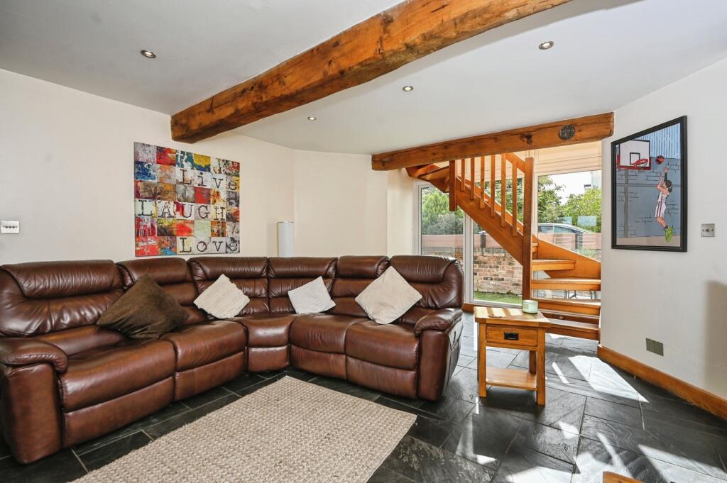 House in Warrington, Kingswood, Burtonwood - More