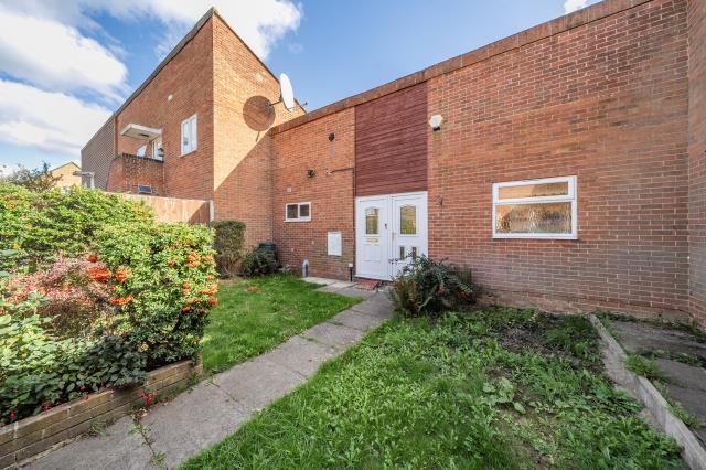 2-bed house on Rochfords Gardens, Slough, £335,000