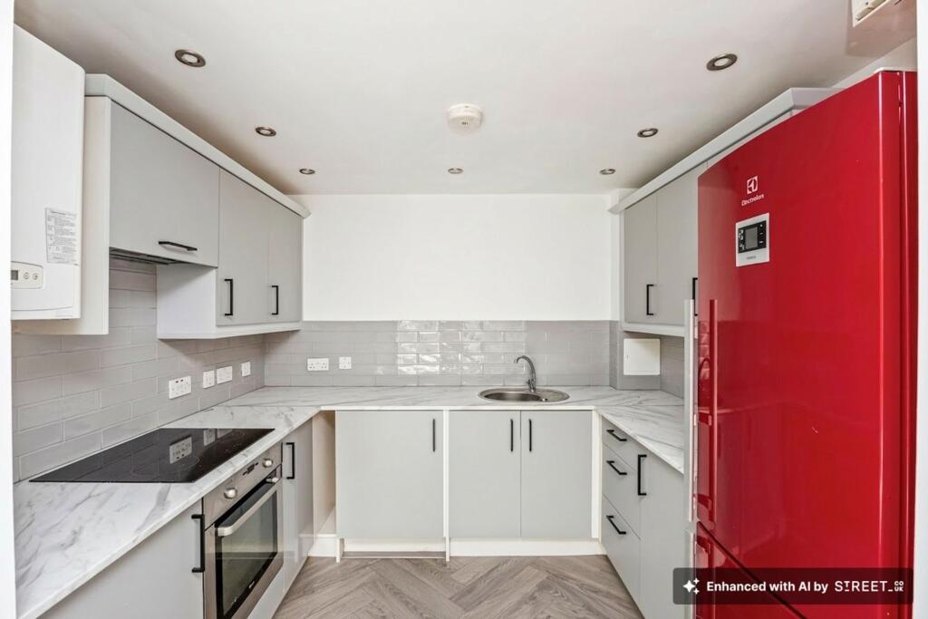 Apartment in Crawley, West Sussex - View 2
