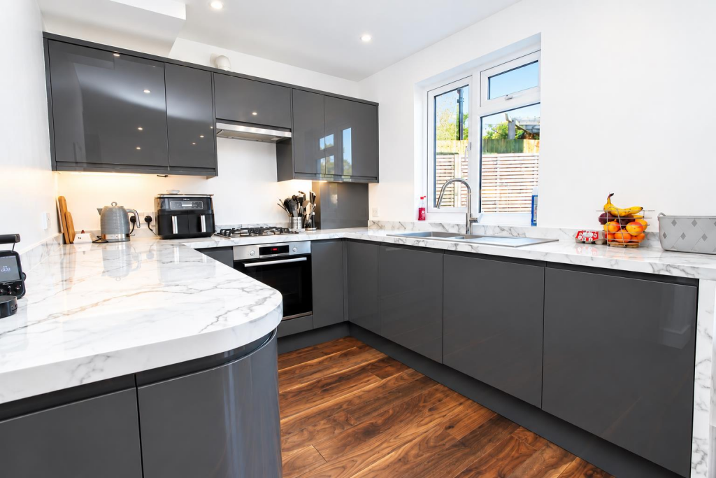 House in Sutton - More