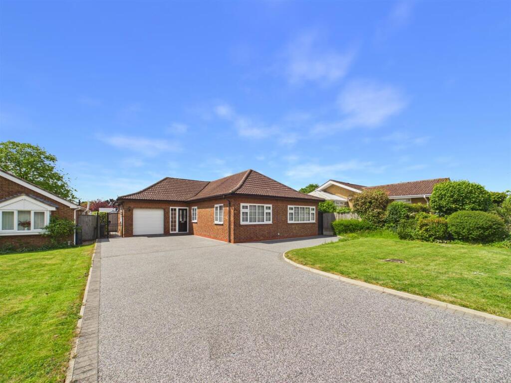 3-bed detached on Maple Close, Louth, £450,000
