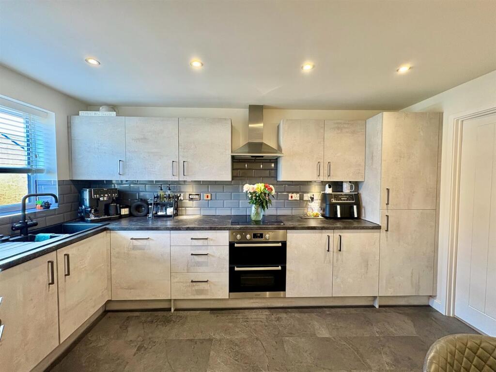 House in Huddersfield - View 3