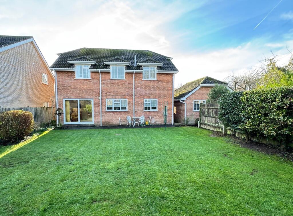 Larkshill Close New Milton Hampshire photo 2