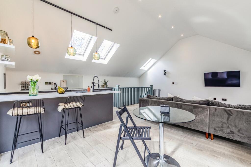 Berrys Lane, Byfleet, West Byfleet, KT14 photo 3