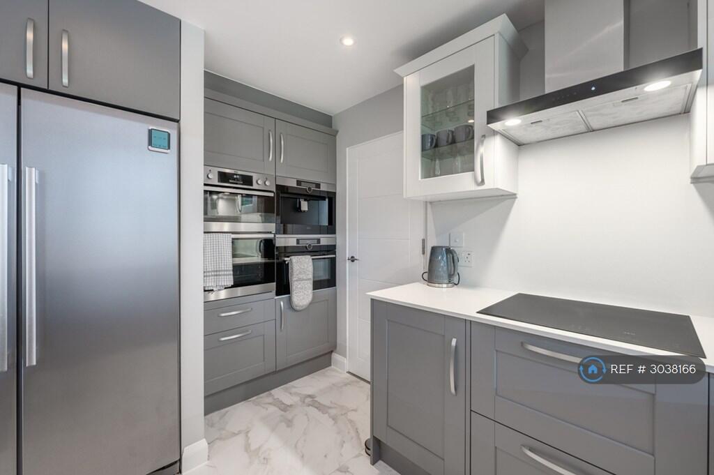 House in Bromley - More