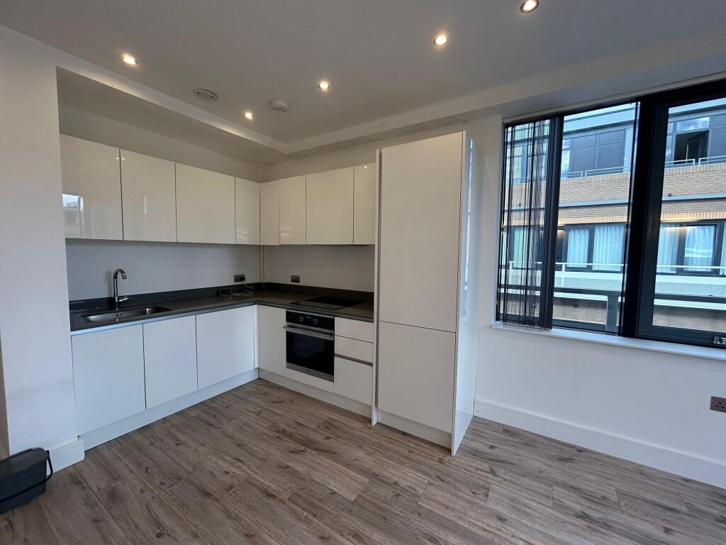 Apartment in Reading, Greenham - View 2