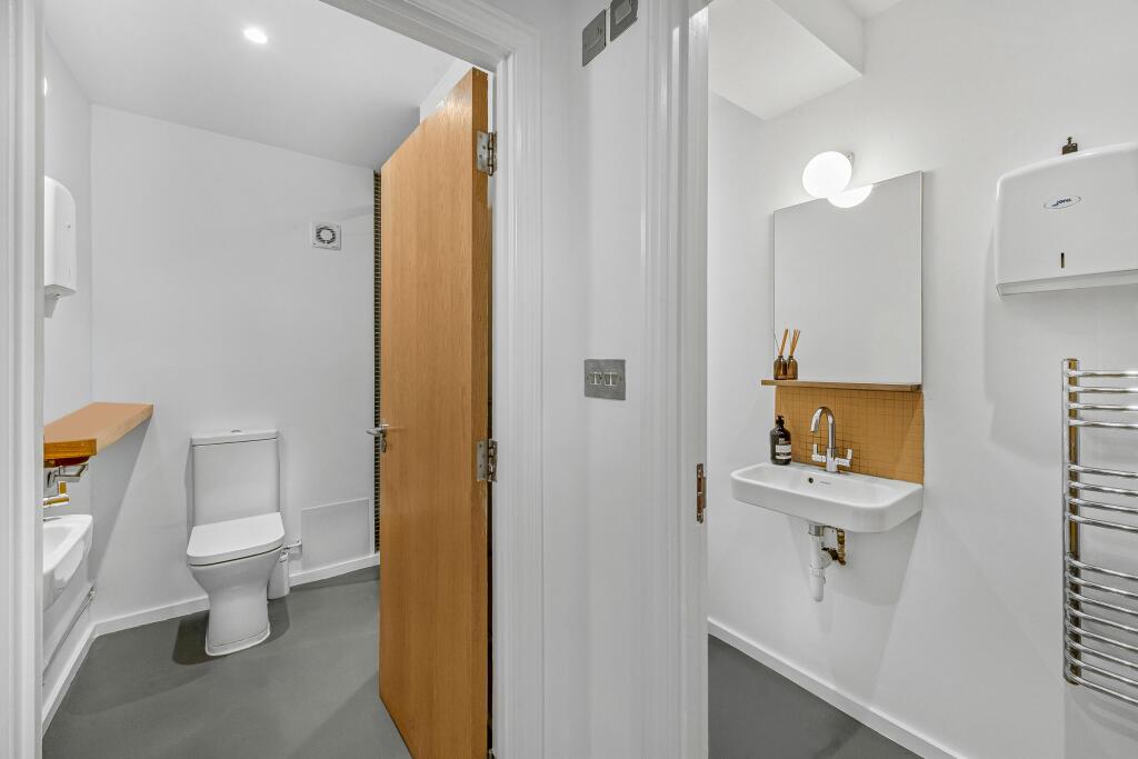 bathroom 3.jpg