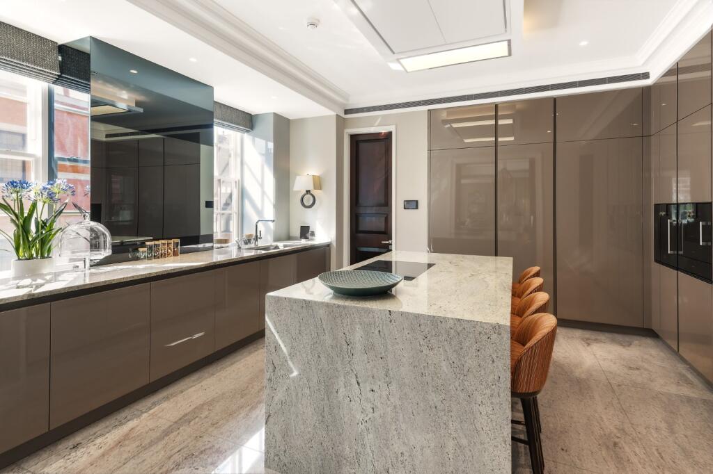 Apartment in London, City of Westminster - View 2