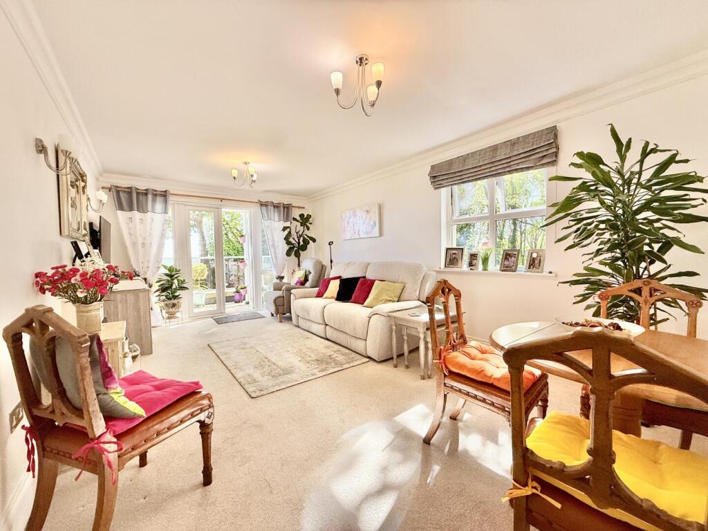 Wharncliffe Road, Highcliffe on Sea photo 4