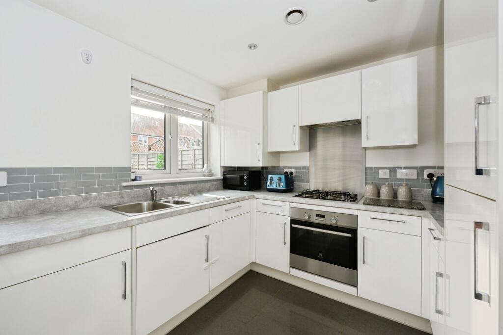 Emerald Road, Crawley, West Sussex, RH10 photo 4