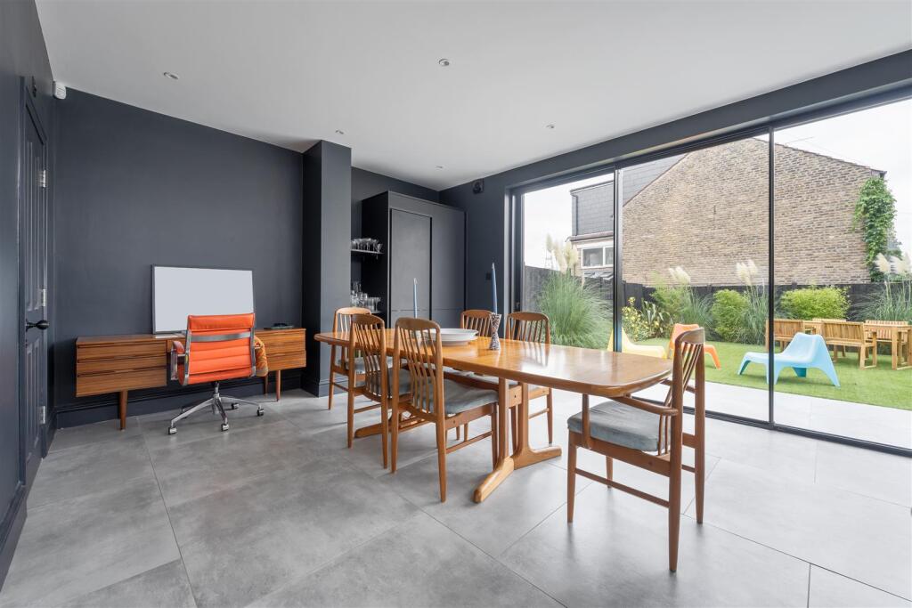 House in London, South Woodford - View 3