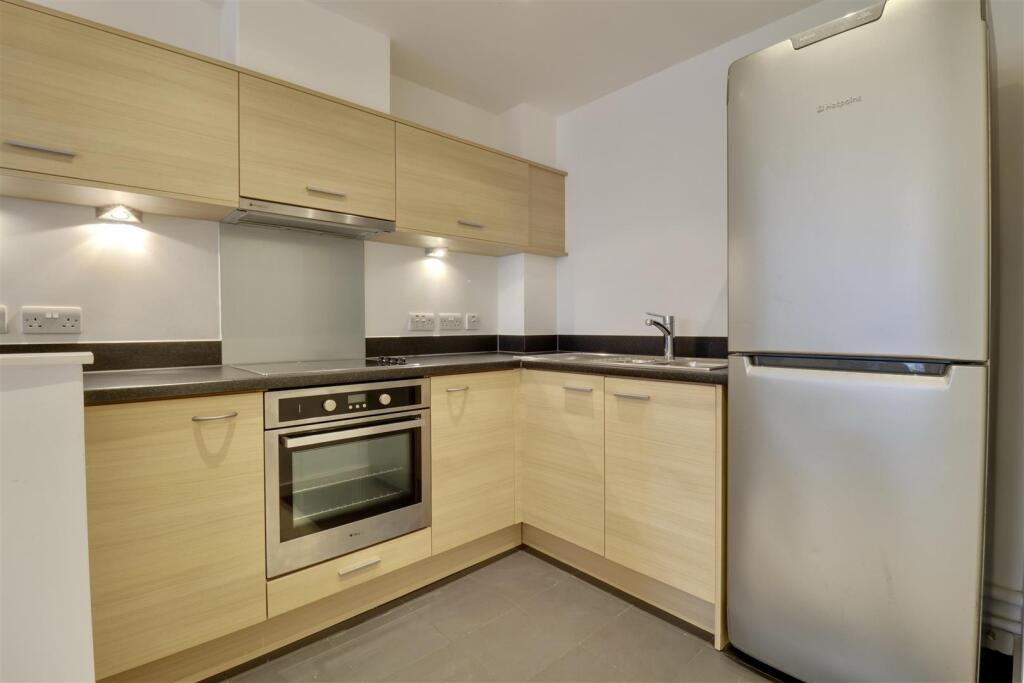 Apartment in Portsmouth, Portsea - View 2
