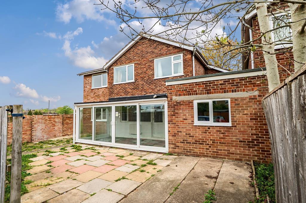 Main image of property: Farmers Close, Witney, OX28
