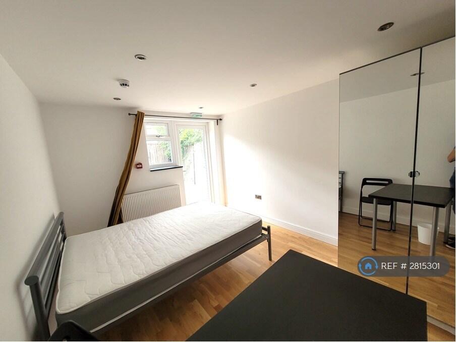 1 bedroom house share for rent