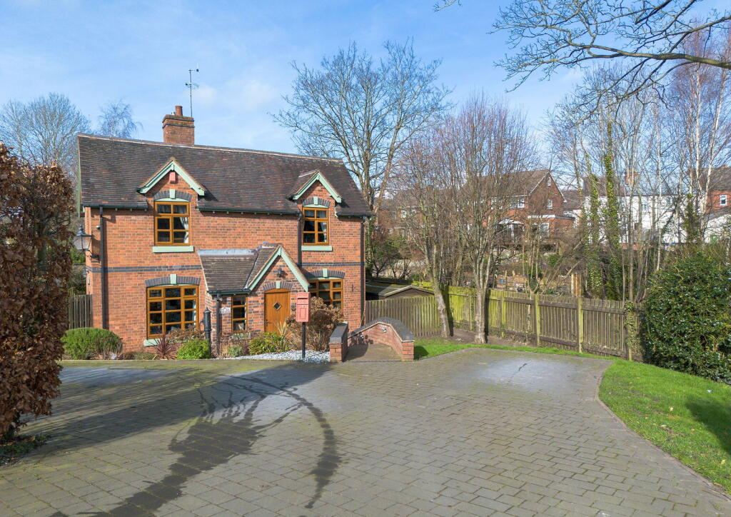 3-bed detached on 2, Richardson Drive, Wollaston, Stourbridge, DY8 4DW, £425,000