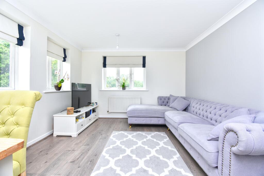 Apartment in Reigate and Banstead, Surrey - More