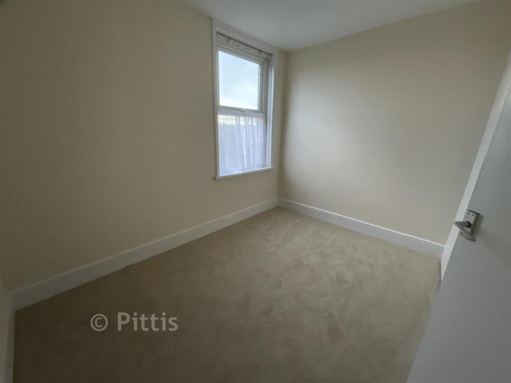 Adelaide Grove, East Cowes, Isle of Wight photo 5
