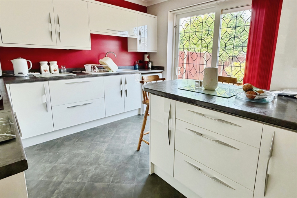 9 Rivergreen Crescent, Bramcote, NG9 3EQ - View 6