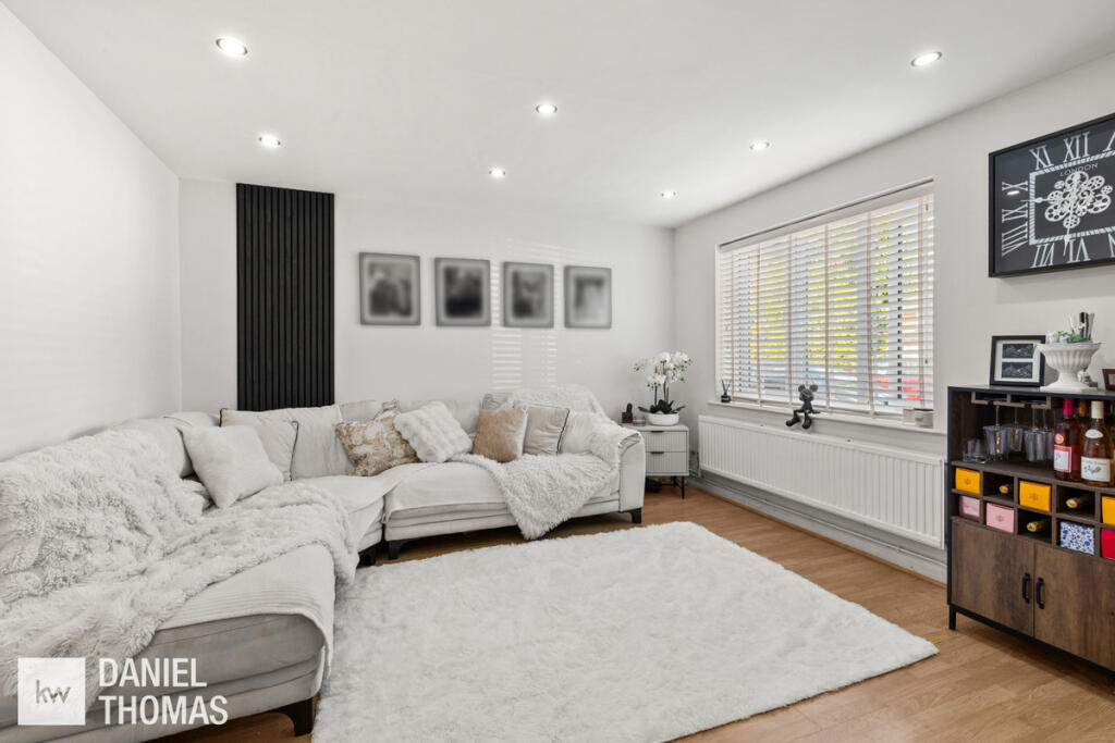 Apartment in Broxbourne, Hertfordshire - View 3