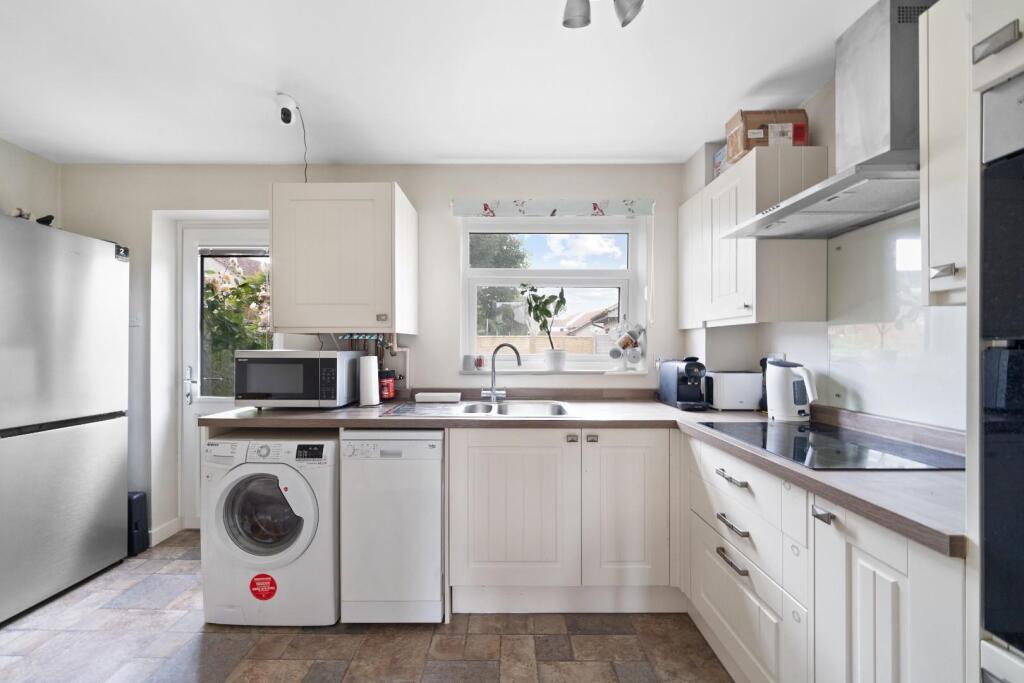 Two bedroom end of terrace house, ideally situated for access to Yatton's mainline railway station photo 4