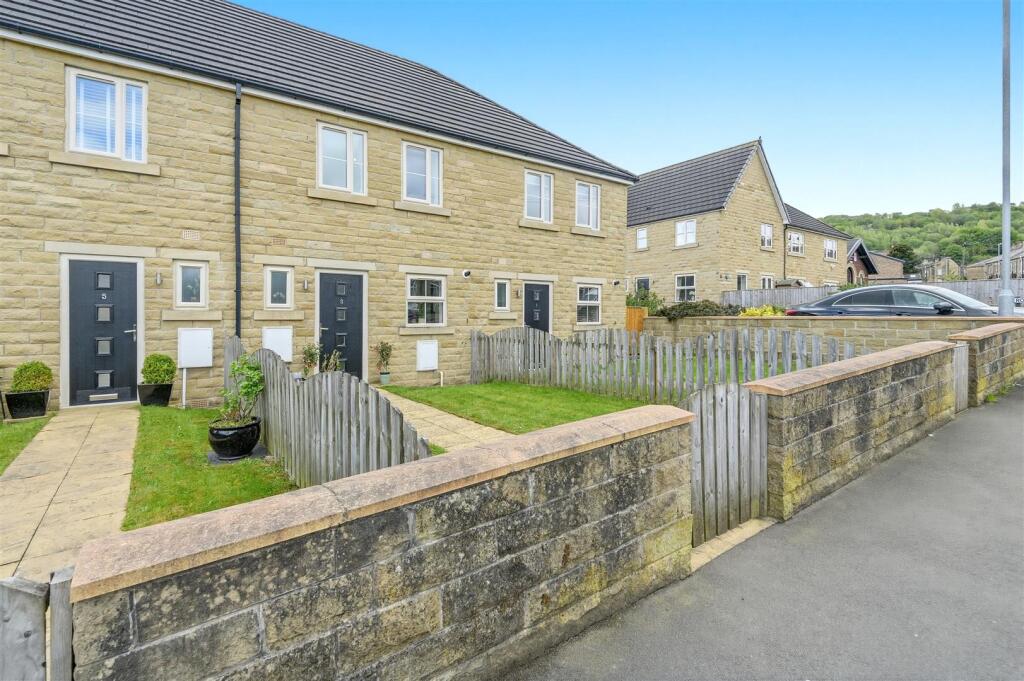 House in Calderdale, Rosemount, Blackley - More
