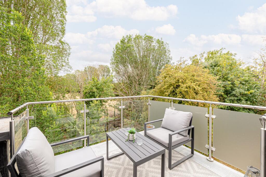 Apartment in East Hertfordshire, Bishop's Stortford - More